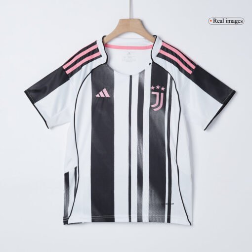 Juventus_Kid_s_Home_Kit_-_Jersey_Shorts_2025-26-3.jpg Juventus Kid's Home Soccer Jersey Kit(Jersey+Shorts) 2025/26 Black&White