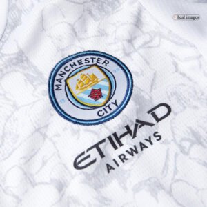 ea3feda3a01fb769c6c99dd711e69e04.jpg Manchester City KidSuper Kid's Jersey Kit - Jersey+Shorts 2025/26